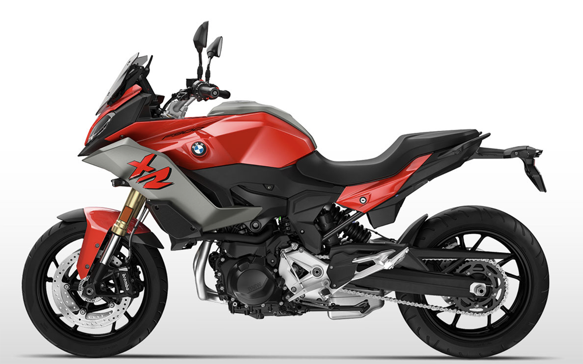 Et billede, der indeholder motorcykel, parkeret, udendrs, sort

Automatisk genereret beskrivelse